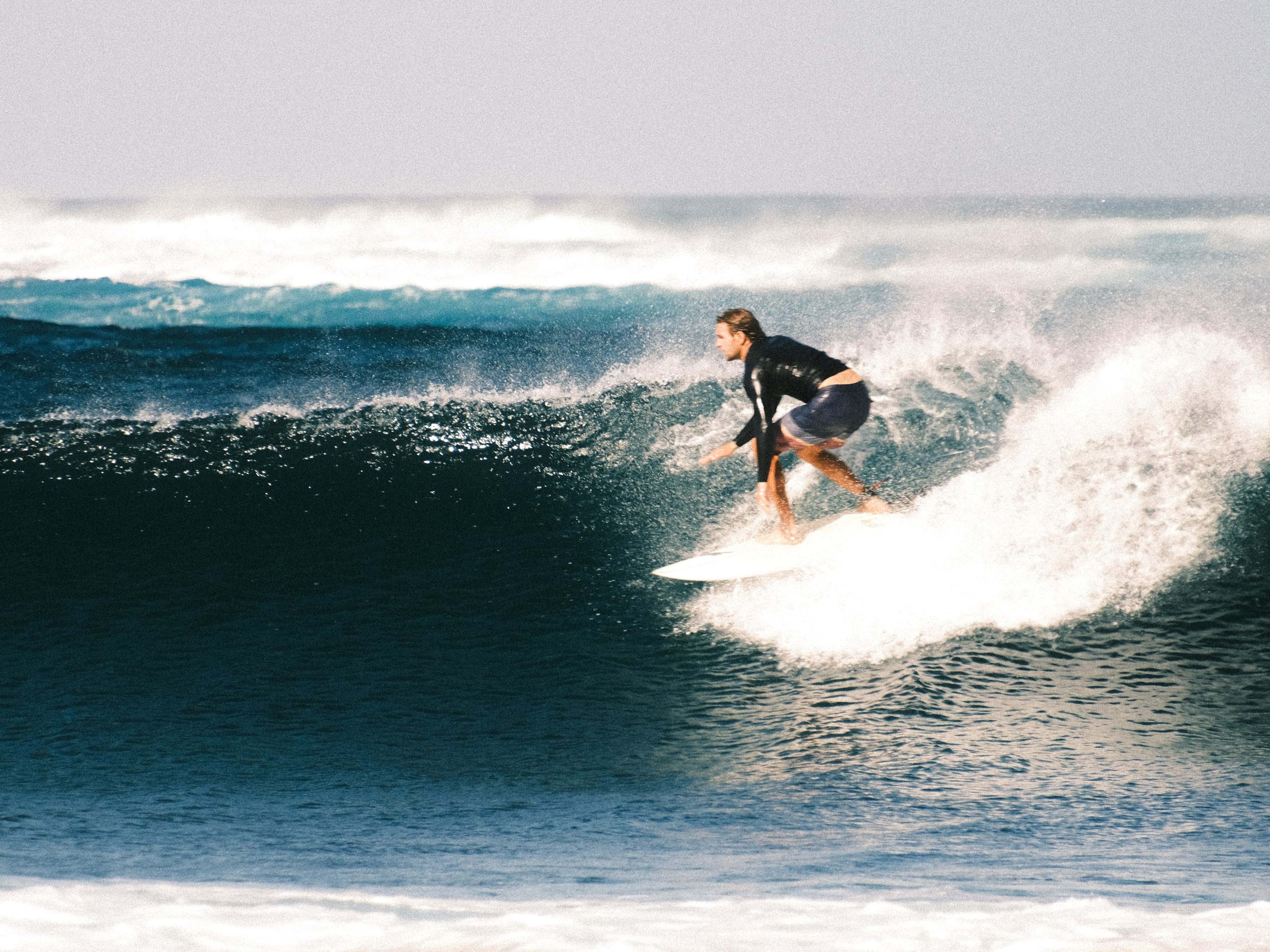 Surfista dentro de un tubo azul profundo, foto de surf en Fuerteventura